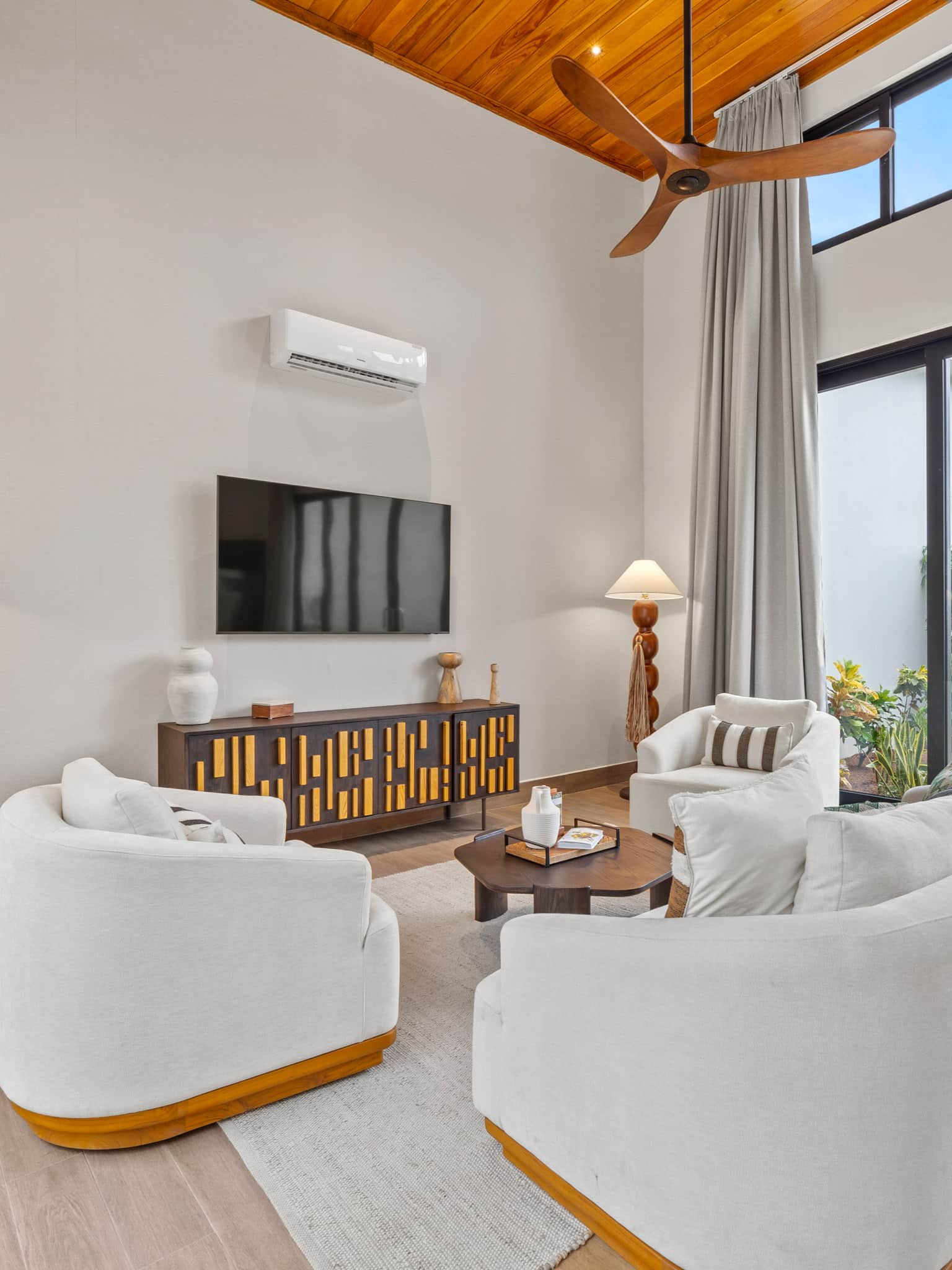 JC-CUELLAR-THE-BANKS-ROOMS-7526
