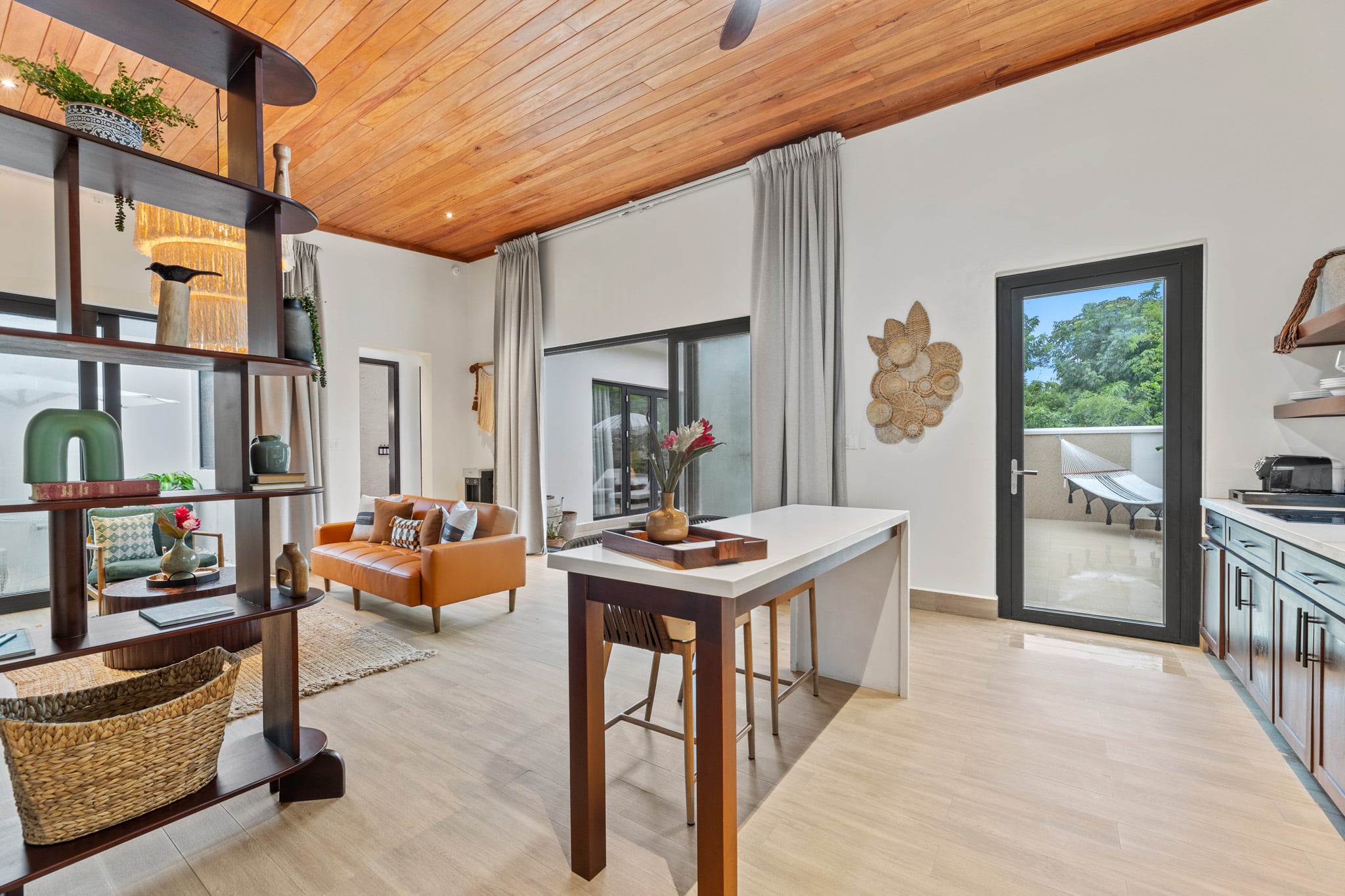 JC-CUELLAR-THE-BANKS-ROOMS-7532