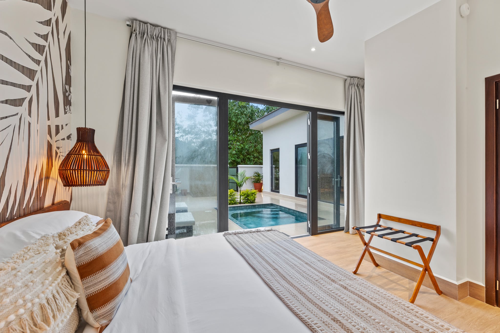 JC-CUELLAR-THE-BANKS-ROOMS-7553